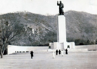 Lee Sung Man president statue is built in 1956, at Nam San Mountain in Seoul. It shows the overwhelming size of the statue.